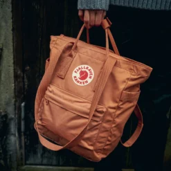 Fjallraven Rugzak Fjällräven Kånken Totepack Desert Brown 12 Fjallraven Rugzak Fjällräven Kånken Totepack Desert Brown -Fjallraven 11 square Mood FW22 DanielBlom Daypacks 6730 EXP 2025 08 01