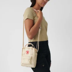 Fjallraven Schoudertas Fjällräven Kånken Sling Peach Sand -Fjallraven 14 Kanken Sling 23797 115 G DETAIL FJR