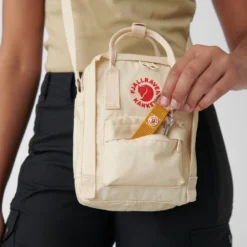 Fjallraven Schoudertas Fjällräven Kånken Sling Peach Sand -Fjallraven 2 Kanken Sling 23797 115 H DETAIL FJR