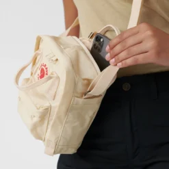 Fjallraven Schoudertas Fjällräven Kånken Sling Peach Sand -Fjallraven 3 Kanken Sling 23797 115 I DETAIL FJR