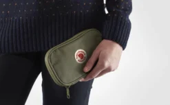Portemonnee Fjallraven Kanken Travel Wallet Royal Purple -Fjallraven 5 F23781 SS19 fvrc kanken travel wallet fjaellraeven 21 1