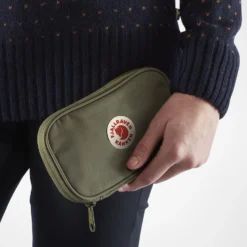 Fjallraven Portemonnee Fjällräven Kånken Travel Wallet Spicy Orange -Fjallraven 6 F23781 SS19 fvrc kanken travel wallet fjaellraeven 21 1