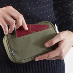 Fjallraven Portemonnee Fjällräven Kånken Travel Wallet Spicy Orange -Fjallraven 7 F23781 SS19 fvrd kanken travel wallet fjaellraeven 21 1