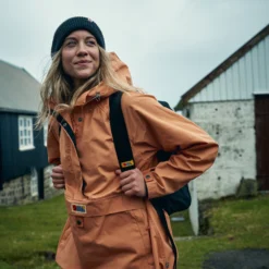 Jas Fjallraven Women Vardag Anorak Desert Brown -Fjallraven 9 square Mood FW22 DanielBlom Outdoor 3816 EXP 2025 08 01