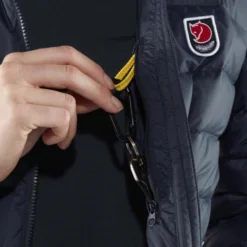 Fjallraven Jas Fjällräven Women Expedition Pack Down Hoodie Black -Fjallraven Expedition Pack Down Hoodie W 86122 560 F DETAIL FJR 3