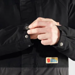 Fjallraven Jas Fjällräven Men Vardag Lite Padded Jacket M Black-Dark Grey -Fjallraven Vardag Lite Padded Jacket M 84128 550 030 I DETAIL FJR